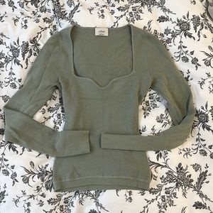 wilfred / aritzia | sage green sweetheart long sleeve | size S
